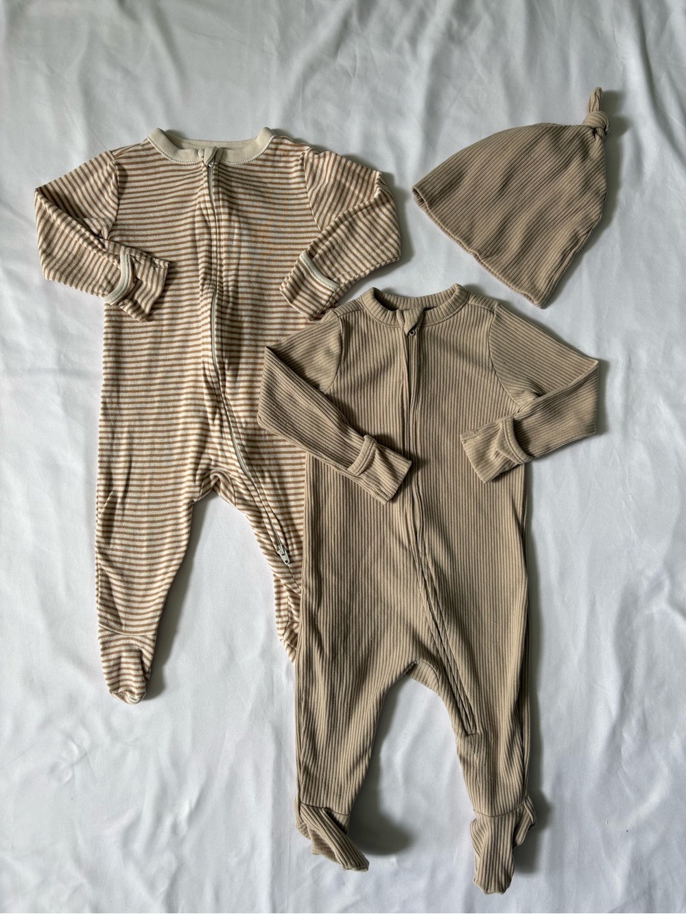 🚙🌸 Baby Neutral Beige Ribbed and Striped Footed One-Pièce set